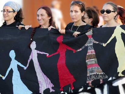 Algunas de las Mujeres de Negro que se manifestaron ayer en la playa de la Malva-rosa.