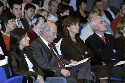 De izquierda a derecha, Izaskun Bilbao, José Antonio Ardanza, Idoia Zenarruzabeitia y Gabriel Inclán, en la presentación del documento del PNV sobre la pacificación en Euskadi.