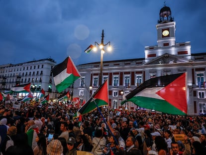 Banderas palestinas en la manifestación de este domingo en la Puerta del Sol de Madrid.