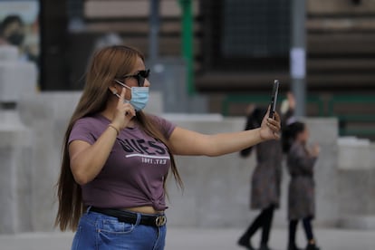 Una mujer se toma un selfi con su teléfono celular.