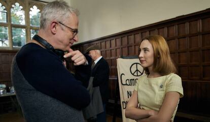 Dominic Cooke com o Saoirse Ronan na filmagem.