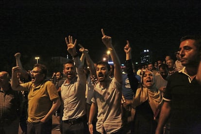 Manifestantes protestan contra el golpe de Estado en Ankara, el 15 de julio de 2016.