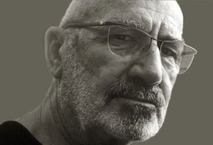 El diseñador Carlos Rolando, en una fotografía de su web.