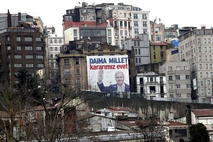 Vista de un cartel gigante con la imagen del primer ministro turco, Binali Yildirim, en el que se lee "Siempre nación, nuestra decisión es sí" con motivo de la celebración el próximo 16 de abril de un referéndum de reforma constitucional, en Estambul (Turquía), el 13 de marzo de 2017.