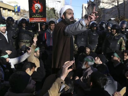 Um clérigo dirige-se a manifestantes que protestam pela execução de al Nimr.