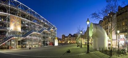 Una parte del paisaje de París cambió definitivamente cuando en 1977 se inauguró el edificio que los arquitectos Renzo Piano y Richard Rogers crearon para albergar el Centro Pompidou. Actualmente se viven tiempos en los que los museos quieren salir de sus paredes y llegar a los visitantes, ya sea con las redes sociales o con visitas virtuales. Esta institución ya nació ocupando el espacio público, la gran plaza que le precede formó parte fundamental del proyecto presentado por los arquitectos. Piano dijo de este centro: "Sobre la plaza y en el exterior del volumen aprovechable se ha agrupado todo el equipamiento relacionado con el movimiento del público. En el extremo opuesto se encuentran todo el equipamiento técnico y las canalizaciones. De esta forma, las plantas quedan completamente libres y aprovechables para cualquier forma de actividad cultural existente o por descubrir".