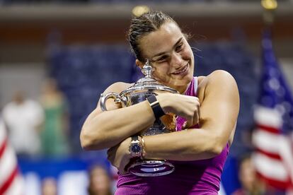 Sabalenka abraza el trofeo tras derrotar a Jessica Pegula.