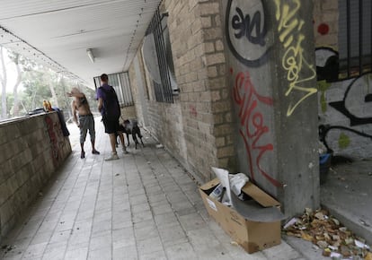 Entrada a uno de los edificios. Los habitantes no quieren mostrar las seis plantas donde están las habitaciones. Cada una de ellas está controlada por un responsable.