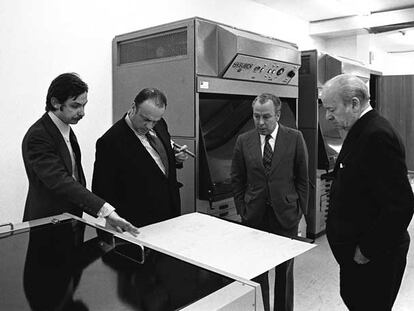 Juan Luis Cebrián, Manuel Fraga, Jesús de Polanco y José Ortega Spottorno observan la maquinaria de preimpresión de EL PAÍS antes de la salida del periódico.