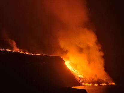 La lava del volcán de La Palma, tras su llegada al mar la noche de este martes.