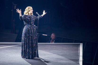 Caminant entre el públic, Adele es va dirigir a l'escenari principal i va cantar els temes del seu últim disc, '25', amb el qual es va iniciar una gira el passat 29 de febrer i que, 36 concerts després, l'ha portada a Espanya.