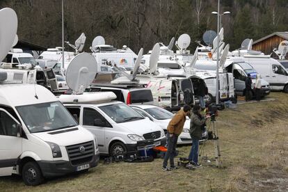 Despliegue de medios de comunicacin en la zona del accidente.