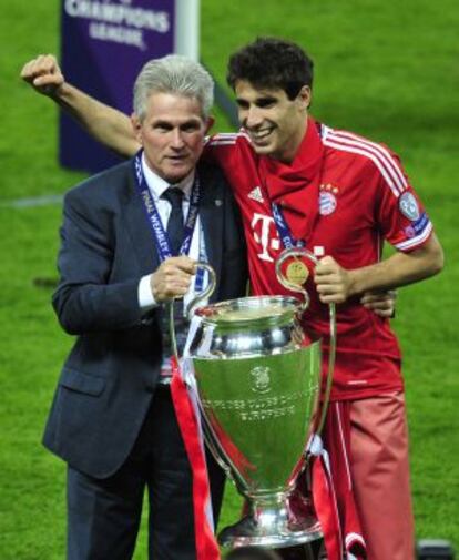 Heynckes y Javi Martínez celebra el título.