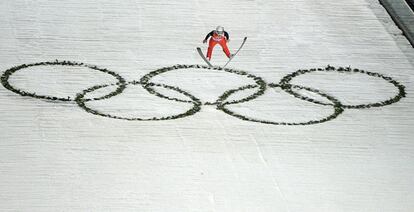 El francés Coline Mattel en la prueba de saltos de esquí
