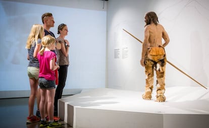 Visitantes en el museo Archeologico dell’Alto Adige, en Bolzano, ante la momia de Ötzi.