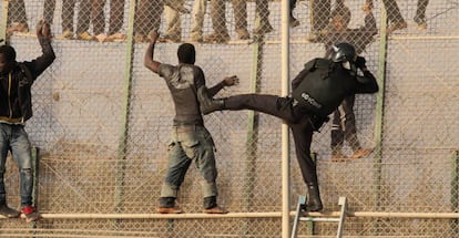 Imagen de archivo de una actuación policial ante un intento de asalto a la valla de Melilla.