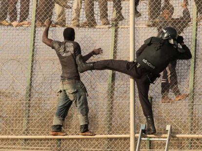Imagen de archivo de una actuación policial ante un intento de asalto a la valla de Melilla.
