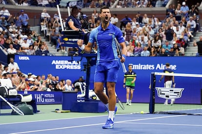 Djokovic celebra un punto durante la final contra Medvedev en la Arthur Ashe de Nueva York.