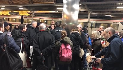 Los agentes de policía acuden a identificar a la usuaria que protestaba en la Estación del Norte de València por el reiterado retraso de su tren en enero de 2019.