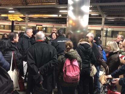 Los agentes de policía acuden a identificar a la usuaria que protestaba en la Estación del Norte de València por el reiterado retraso de su tren en enero de 2019.