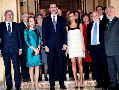 Los Reyes, el ministro de Cultura Íñigo Méndez de Vigo, la presidenta del Congreso Ana Pastor, Diego Carcedo y el premiado Florencio Domínguez, en los premios Francisco Cerecedo