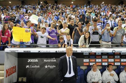 Zinedine Zidane en el banquillo de Cornella-El Prat.