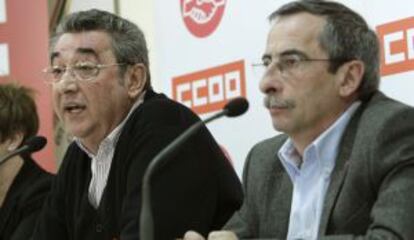 Los secretarios de Acción Sindical de UGT Toni Ferrer ( i ) y de CCOO Ramón Górriz explican las alternativas a la reforma laboral que han enviado a Rajoy