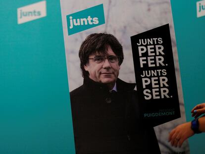 Cartel electoral de Junts per Catalunya en la sede del partido en Barcelona, el miércoles.
