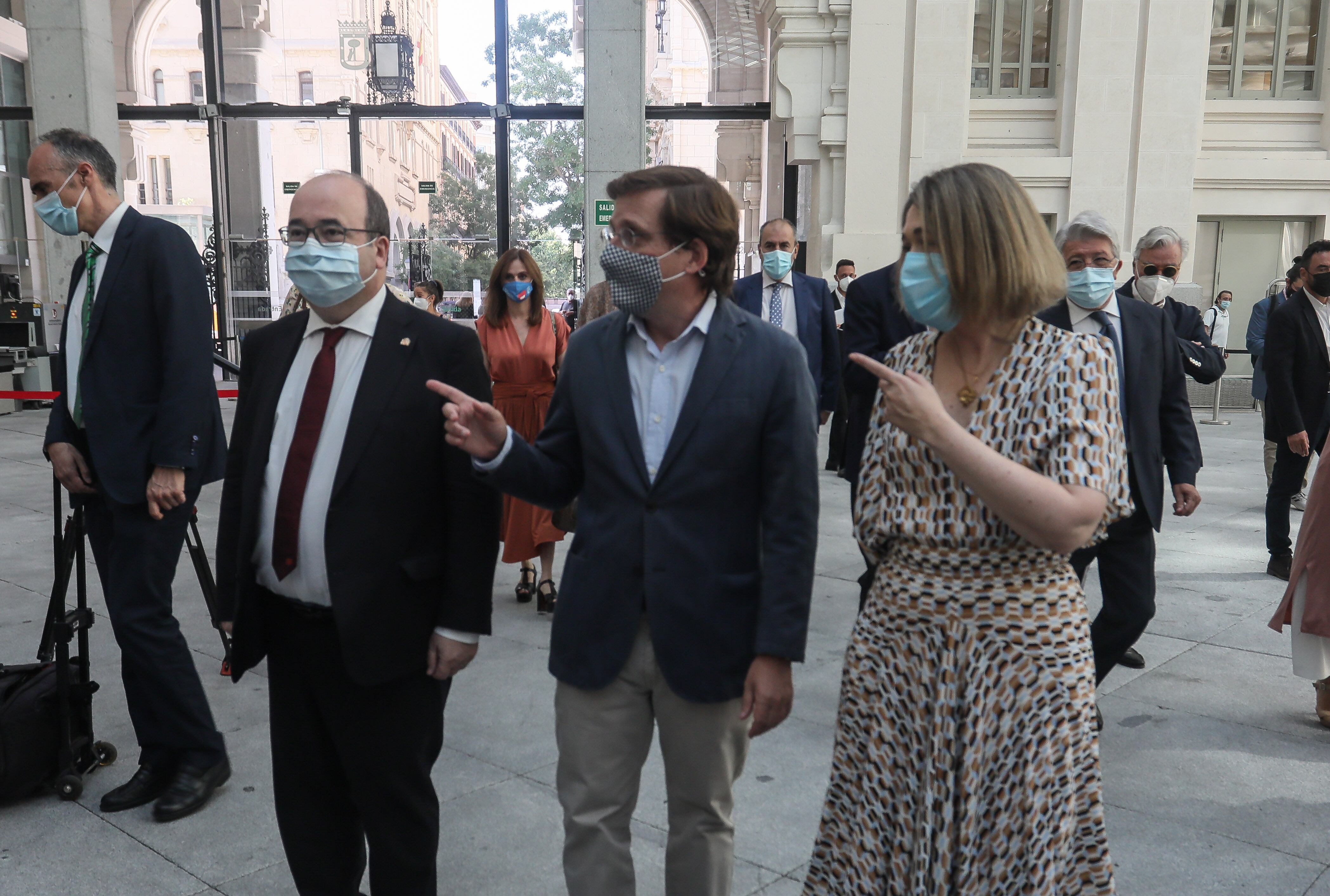 Miquel Iceta, Marta Rivera y José Luis Martínez-Almeida conversan en la entrada del Auditorio del Ayuntamiento de Madrid.