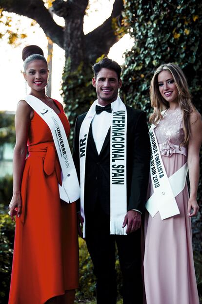 La candidata a Miss Universo 2013, Lidia Santos; Adrián Gallardo, Mister España Internacional 2013; y la segunda finalista de Miss World Spain 2013.
