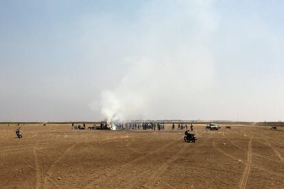 Milicianos rebeldes en la zona en la que se ha estrellado el helicóptero ruso.