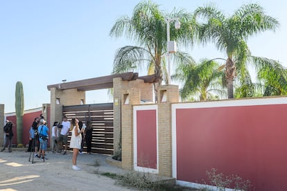 Exterior de la vivienda de Sergio Ramos y Pilar Rubio en Bollullos de la Mitación, este miércoles.