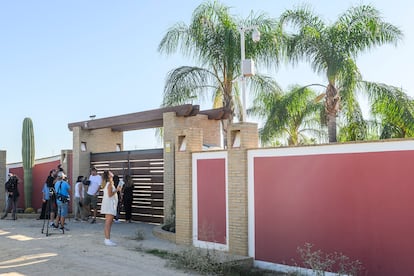 Exterior de la vivienda de Sergio Ramos y Pilar Rubio en Bollullos de la Mitación, este miércoles. 