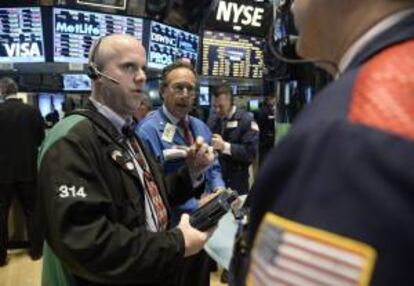 El ndice Dow Jones de Industriales avanzaba 94,05 puntos hasta los 16.455,51, mientras que el selectivo S&P 500 suba el 0,40 % (7,53 enteros) y se situaba en 1.870,93. EFE/Archivo