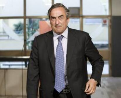 El presidente de la CEOE, Joan Rosell, se dirige a la rueda de prensa que ha ofrecido tras el encuentro mantenido con el secretario general del PSOE, Alfredo Pérez Rubalcaba, hoy en la sede del partido en Madrid.