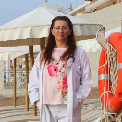 GUARDAMAR DEL SEGURA.6..2022.
REPORTAJE UN VERANO EN PRECARIO
ELENA ALEKSANDROVNA BONAREVA,medico en el centro de salut de guardamar del segura, en la imagen,en la playa de guardamar del segura
foto.joaquin de haro