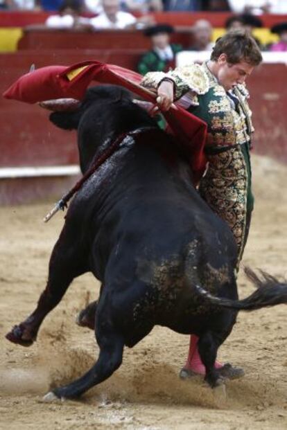 El torero Román Collado da un pase con la muleta al primero de su lote.