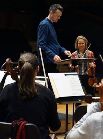 Bjarnason y Josefowicz durante un ensayo.