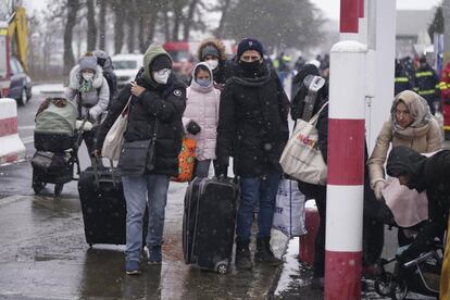 Un grupo de mexicanos que viven en Ucrania cruzan la frontera a Siret, Rumania en medio de la invasión de Rusia a Ucrania, la madrugada del miércoles 2 de marzo de 2022.