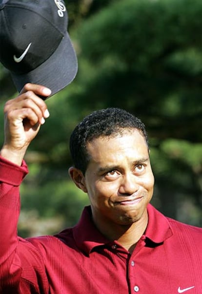 Tiger Woods se descubre.