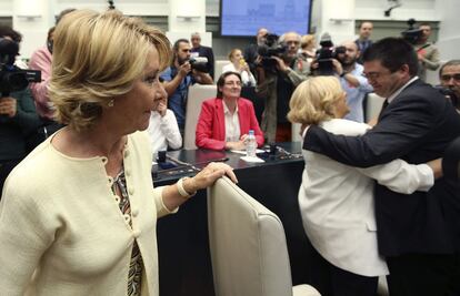 Esperanza Aguirre observa a Manuela Carmena mientras es felicitada tras su proclamación como nueva alcaldesa de la capital.