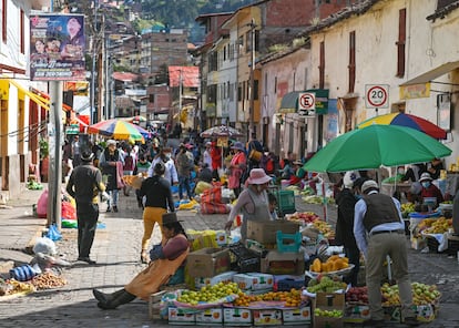 Puestos de frutas y verduras en un mercado de la ciudad de Cusco (Perú).