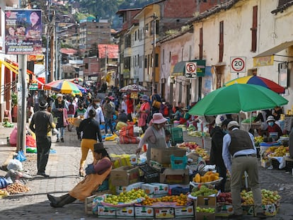 Puestos de frutas y verduras en un mercado de la ciudad de Cusco (Perú).
