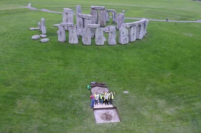 Escavação de uma das valas de Stonehenge.