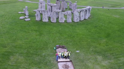 Escavação de uma das valas de Stonehenge.