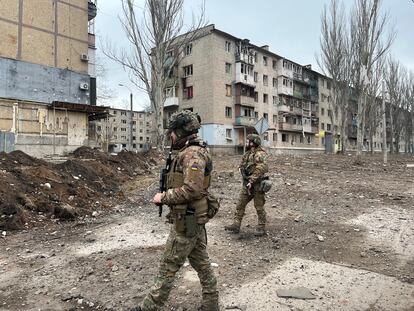 Soldados ucranios durante una patrulla por la ciudad de Bajmut, el 2 de marzo.