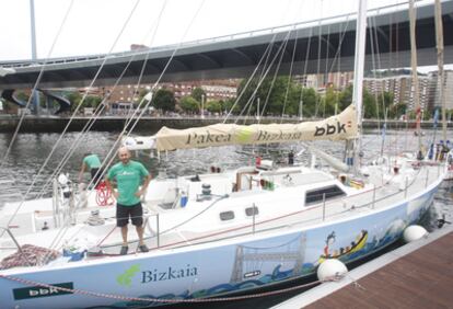 El navegante Unai Basurko, ayer en Bilbao, posa en el barco con el que recorrerá el Mar del Norte.