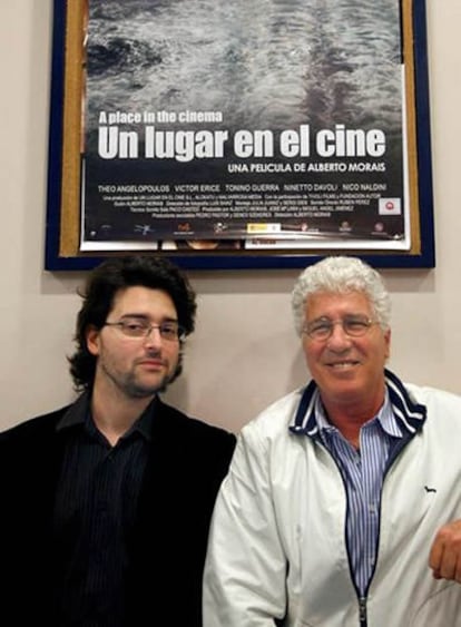 El director Alberto Morais (i) y el actor italiano Ninetto Davoli dialogan antes del preestreno de Un lugar en el cine, el homenaje documental a Pier Paolo Pasolini
