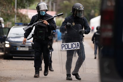 Intervención policial este martes en el campamento de Las Raíces, en La Laguna (Tenerife), durante unos altercados entre migrantes.