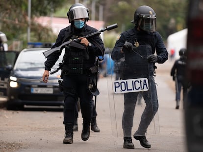 Intervención policial este martes en el campamento de Las Raíces, en La Laguna (Tenerife), durante unos altercados entre migrantes.
